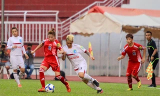 Một pha bóng trong trận Sơn La gặp TNG Thái Nguyên.