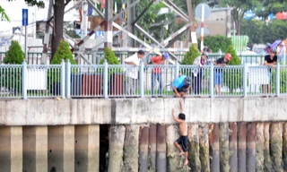 Nam thanh niên sau 2 giờ trốn dưới kênh đã tự leo lên bờ. Ảnh: A.X