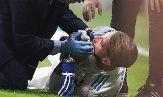 Cú đá của Lucas khiến Ramos bị vỡ mũi. Máu chảy ròng ròng từ cả hai lỗ mũi của thủ quân Real và buộc bác sĩ vào sân cấp cứu.