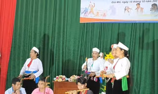 Câu lạc bộ hát đối, thường rang, bộ mẹng xã Gia Mô (Tân Lạc) biểu diễn làn điệu dân ca và nhạc cụ dân tộc trong buổi ra mắt. Ảnh: Báo Hòa Bình