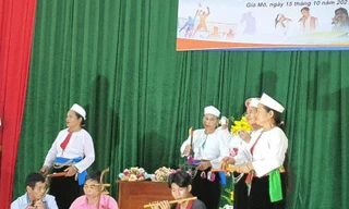 Câu lạc bộ hát đối, thường rang, bộ mẹng xã Gia Mô (Tân Lạc) biểu diễn làn điệu dân ca và nhạc cụ dân tộc trong buổi ra mắt. Ảnh: Báo Hòa Bình