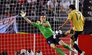 Thủ thành Akinfeev của Nga cũng cần hết sức tập trung nếu không muốn lọt lưới ở trận khai mạc