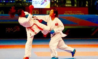Nguyễn Thị Ngoan (giáp xanh) tạo cột mốc lịch sử cho karatedo Việt Nam. 