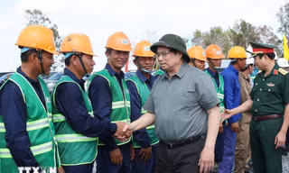 Thủ tướng kiểm tra tiến độ cao tốc Bắc - Nam đoạn qua Cà Mau