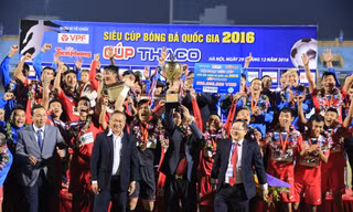 Niềm vui giành Siêu cúp Quốc gia 2016-cúp THACO ngay trong lần đầu tiên tham dự của Than Quảng Ninh. Ảnh: Như Ý.