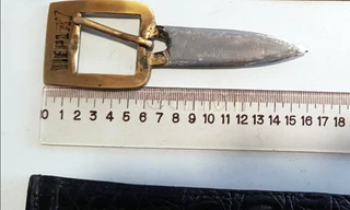 Dây thắt lưng được chế tác thành dao găm bị an ninh hàng không thu giữ. 