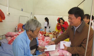 Trao tặng quà cho các bệnh nhân khó khăn. Ảnh: Hồ Thu