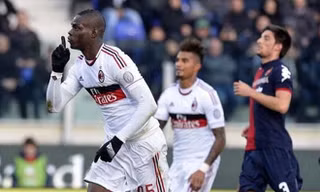 Balotelli bị phạt nặng vì hành vi khiếm nhã với CĐV Cagliari.