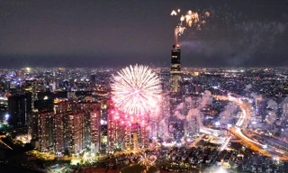 Pháo hoa lung linh trên bầu trời TPHCM mừng lễ 30/4 