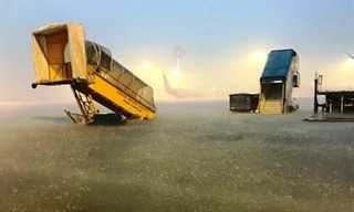 Mưa ngập tại sân bay Tân Sơn Nhất 