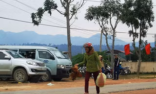 Người mẹ mang gà, bánh vào thăm con đang thụ án ở trại giam Đồng Sơn.