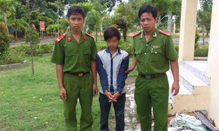 Đối tượng Hận (giữa) đang bị tạm giữ tại Công an huyện Châu Thành A.