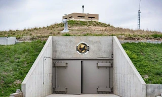 Chi hàng triệu đô để trốn COVID-19 trong... hầm chứa tên lửa hạt nhân