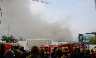 Cận cảnh khói lửa mịt mù vụ cháy nhà kho ở Phạm Hùng