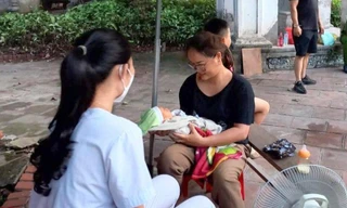 Bé gái sơ sinh bị bỏ lại ở cổng đền lúc rạng sáng