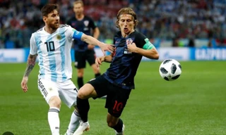 Messi và Modric trong cuộc chạm trán ở World Cup 2018. Ảnh: Getty Images