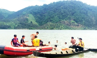 Lực lượng cứu hộ tìm thấy thi thể hai nạn nhân ở cách vị trí lật thuyền không xa.