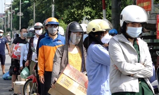 Xếp hàng dài tiếp tế cho khu phong tỏa Chương Dương