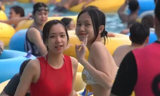 Gần vạn du khách chen chân đến công viên nước Hồ Tây ngày đầu nghỉ lễ