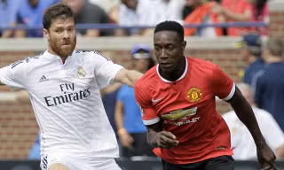 Xabi Alonso (áo sáng) bị HLV Carlo Ancelotti chê béo.