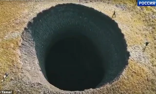 Hố khổng lồ sâu đến 50 m ở Siberia.
