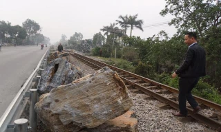 Khối đá khủng chỉ cách đường ray vài chục cm. 