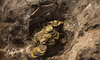 Đào được bình cổ chứa kho báu hơn 1.100 năm