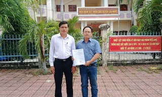 Anh Sang cùng luật sư trong ngày nhận quyết định đình chỉ vụ án, đình chỉ bị can