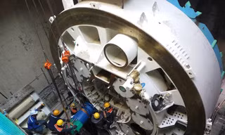 Các kỹ sư, công nhân lắp ráp Robot TBM dưới hầm nhà ga Ba Son (quận 1, TPHCM). Ảnh Việt Văn