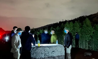 Một hộ dân ở Quảng Ninh tự ý đặt tượng bên cao tốc Hạ Long - Vân Đồn