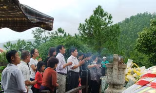 Hàng vạn người đội mưa viếng mộ Đại tướng dịp Tết độc lập