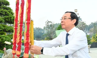 Lãnh đạo TPHCM dâng hương tưởng nhớ Chủ tịch Hồ Chí Minh, Chủ tịch Tôn Đức Thắng và các Anh hùng liệt sĩ