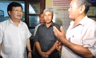 Phó Thủ tướng Trịnh Đình Dũng chia sẽ, động viên ngư dân Quảng Bình. 