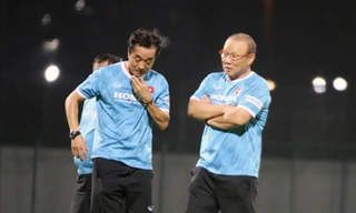 Trợ lý Lee Young-jin (trái) thay HLV Park Hang-seo chỉ đạo trận Việt Nam-UAE. Ảnh: Hữu Phạm (từ UAE) 