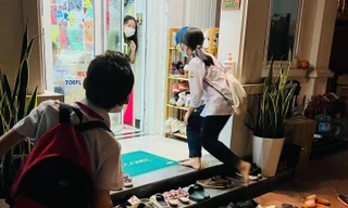 8h tối học sinh vẫn tất bật vác ba lô tới điểm học thêm. Ảnh: Quỳnh Anh