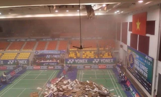 Trần nhà thi đấu đổ sập xuống sân đấu số 3.