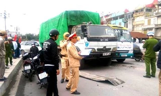 Sau khi trượt dốc, xe tải chở cám con cò mới dừng lại khi mắc vào xe khách Hải Âu. Ảnh: Minh Sơn