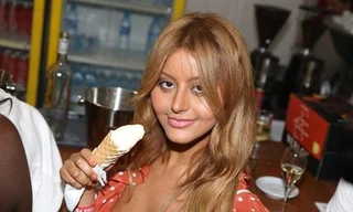 Cô nàng 17 tuổi đổi đời nhờ scandal tình dục với hai ngôi sao