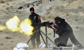 Tận thấy nữ chiến binh Palestine bịt mặt khai hỏa súng máy