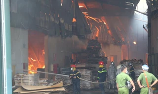 Lính cứu hoả tiếp cận nhà kho từ hướng chính diện. Ảnh: Vnexpress