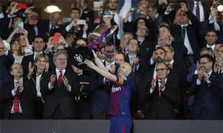 Thủ quân Andres Iniesta nâng cao Cup Nhà vua sau chiến thắng. Ảnh: Reuters