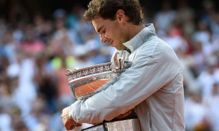 Nadal và chiếc cup vô địch. Ảnh AFP