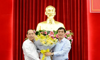 Bí thư Tỉnh ủy Phú Thọ Bùi Minh Châu chúc mừng đồng chí Hoàng Công Thủy được bầu giữ chức Phó Bí thư Tỉnh ủy Phú Thọ nhiệm kỳ 2015 - 2020.