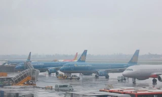 Bão số 10 áp sát đất liền: Hàng không hủy chuyến, đường sắt vẫn chạy