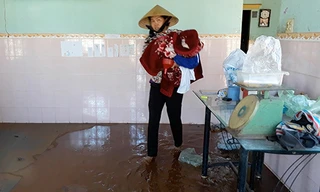 Người dân ở Vũng Tàu sơ tán tài sản sau sự cố vỡ kênh, nước tràn vào nhà. 