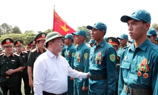 Trưởng Ban Tuyên giáo và Dân vận Trung ương thăm lực lượng diễu binh, diễu hành