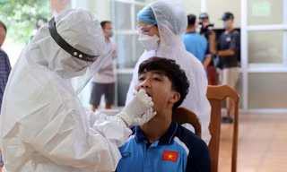 Thành viên U22 Việt Nam được cho xét nghiệm PCR tại bệnh viện Bạch Mai. 