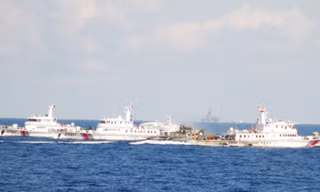 Tàu Trung Quốc ngang ngược bảo vệ giàn khoan trái phép