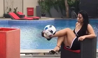 Người đẹp Brazil diện váy ngắn tâng bóng siêu phàm