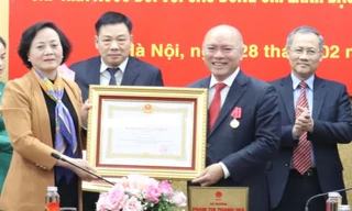 Bộ Nội vụ công bố quyết định khen thưởng với lãnh đạo nghỉ hưu trước tuổi 